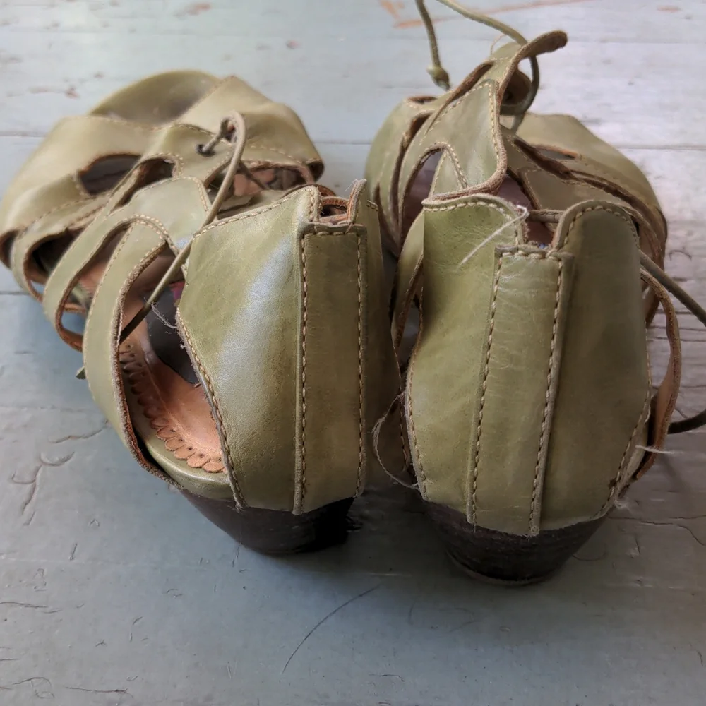 Everybody by BZ Moda strappy green peep toe kitten heel sandals - Picture 3 of 8